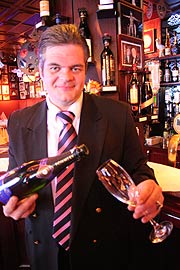 Günther Grauer bietet in seinem Roy eine riesige Champagnerauswahl (Foto: Martin Schmitz)